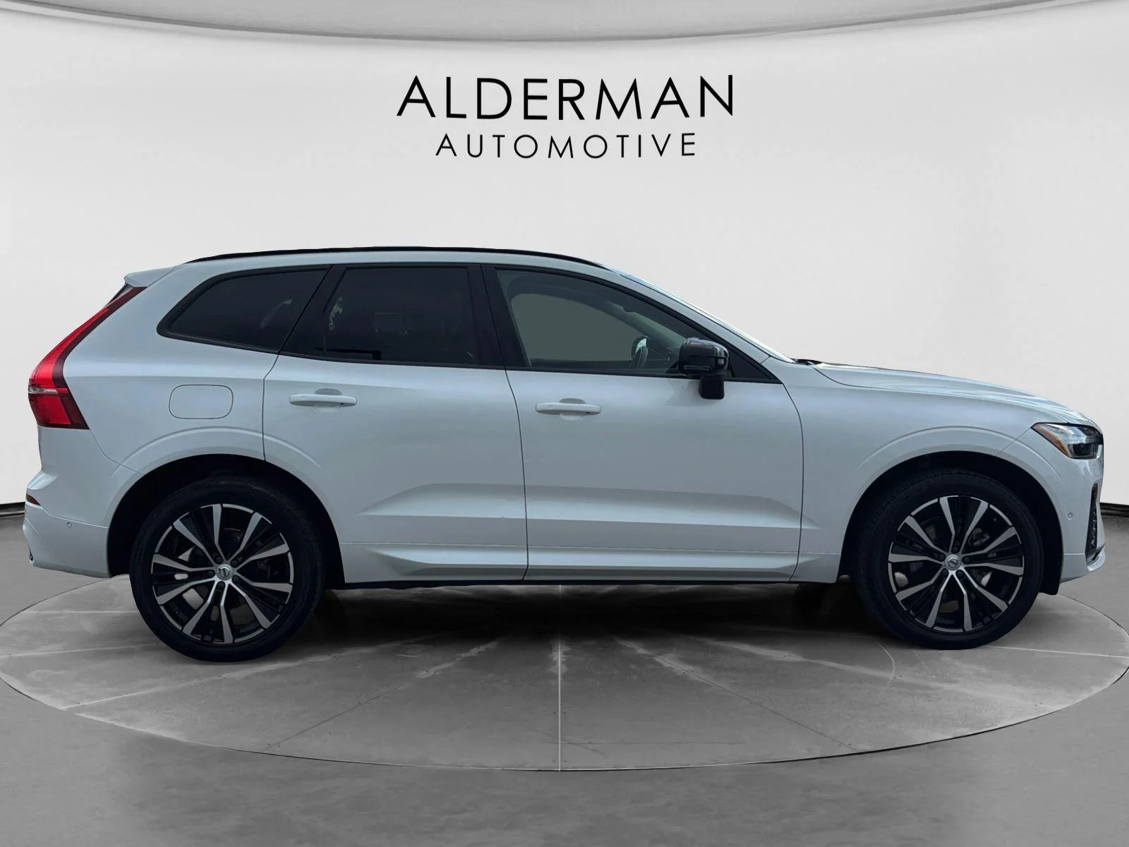 Used 2024 Crystal White Metallic Volvo Plus Dark Theme image 6