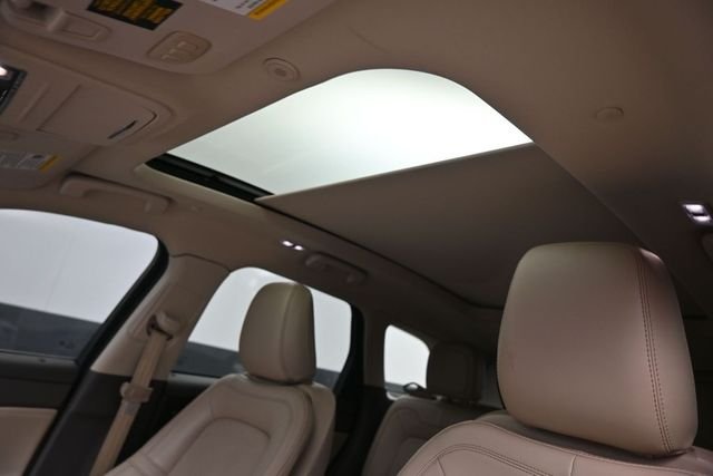 Used 2021 White Lincoln Reserve image 28