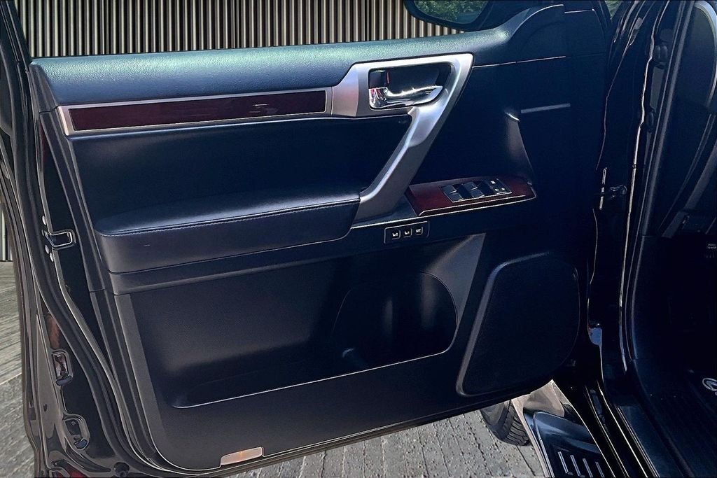 Used 2017 Black Lexus 460 image 25
