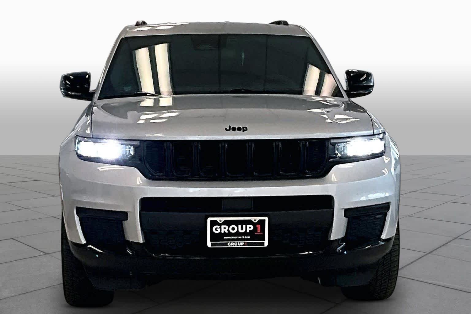 Used 2023 Silver Zynith Jeep Altitude image 3