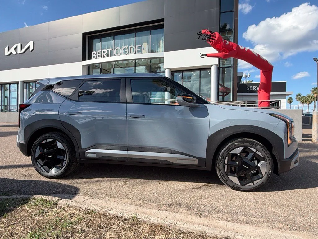 New 2027 Gray Kia S image 3