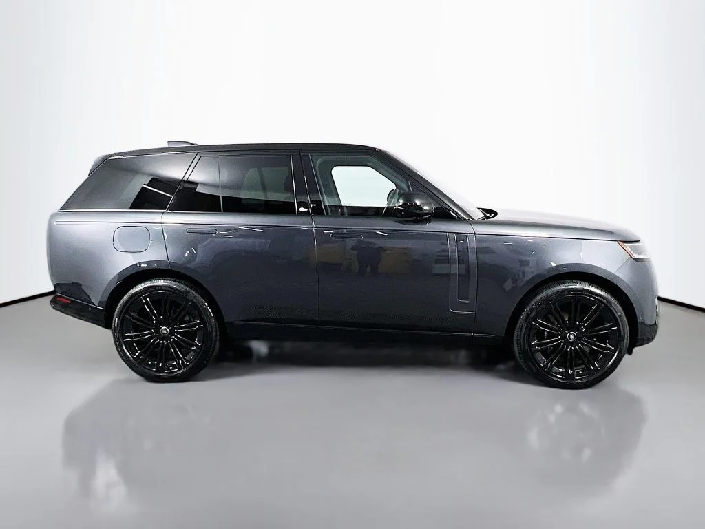 Used 2025 Carpathian Grey Prem Met Land Rover SE image 4