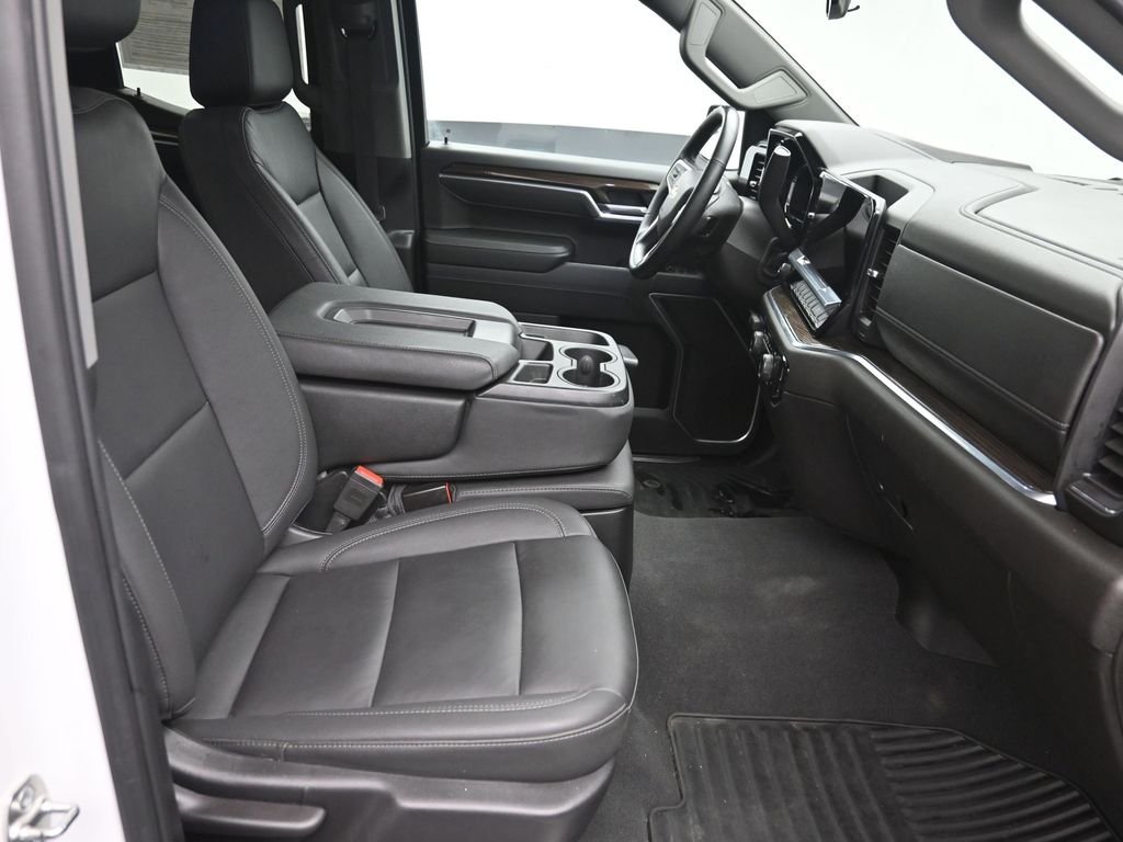 Used 2025 White Chevrolet LT image 9