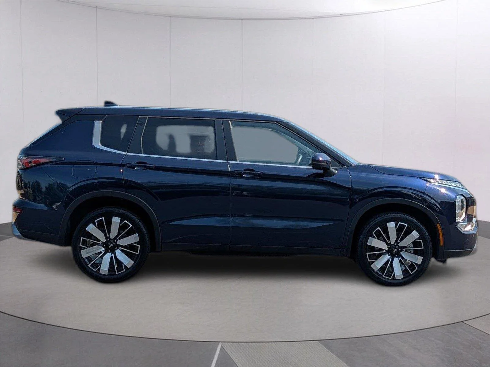 Used 2025 Cosmic Blue Metallic Mitsubishi SE image 6