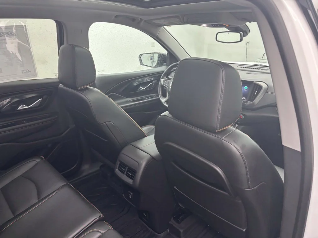 Used 2022 White GMC AT4 image 40