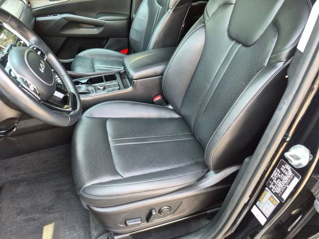 Used 2023 Black Kia X-Line S image 22