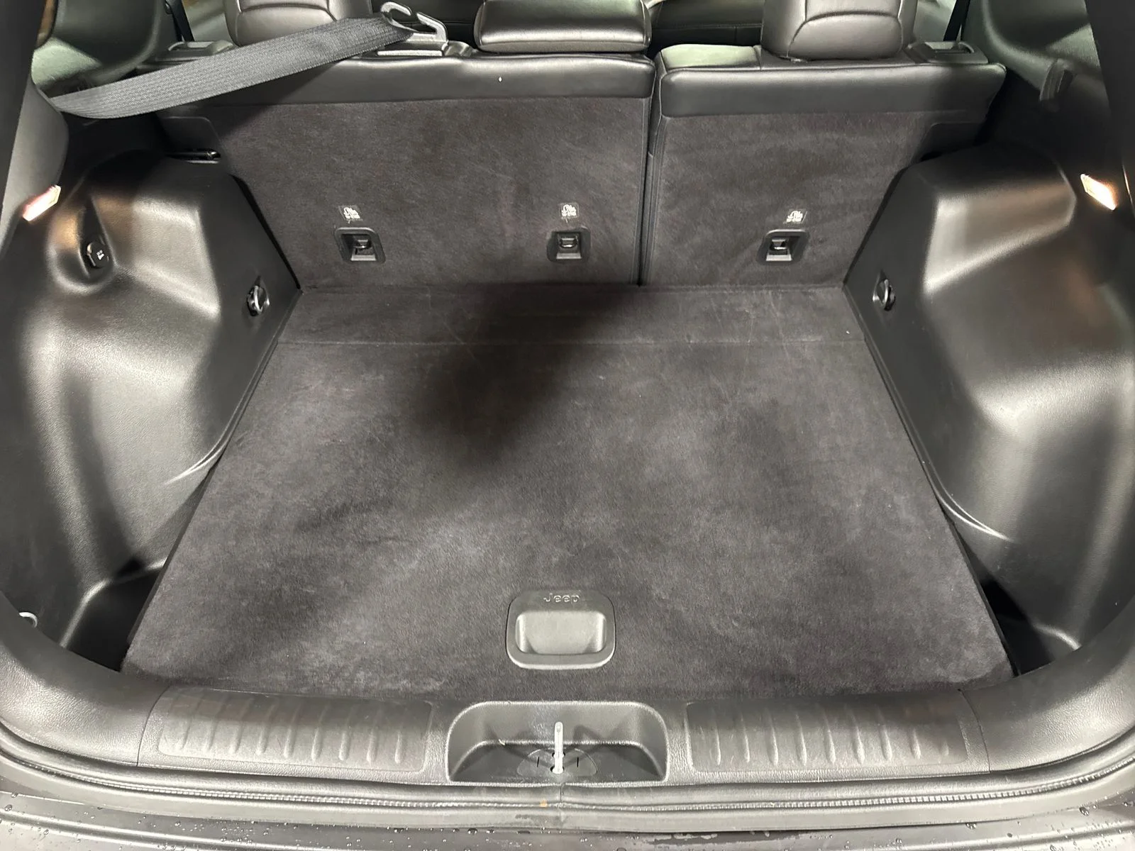 Used 2021 Bright White Clearcoat Jeep Latitude Lux image 23