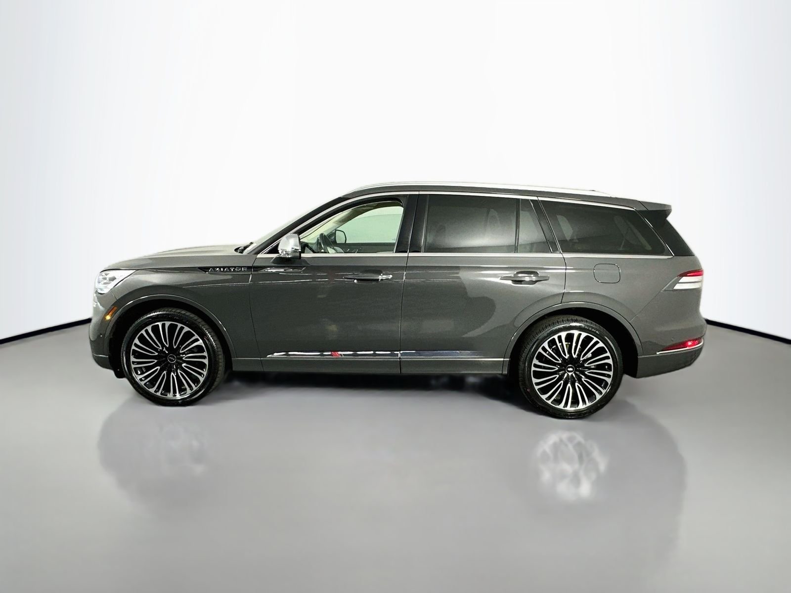 Used 2022 Chroma Caviar Dark Gray Metallic Clearcoat Lincoln Black Label image 3