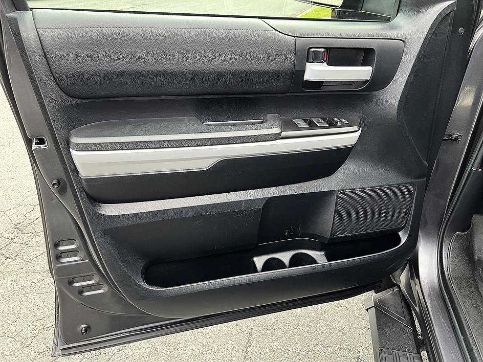 Used 2018 Magnetic Gray Metallic Toyota SR5 image 9