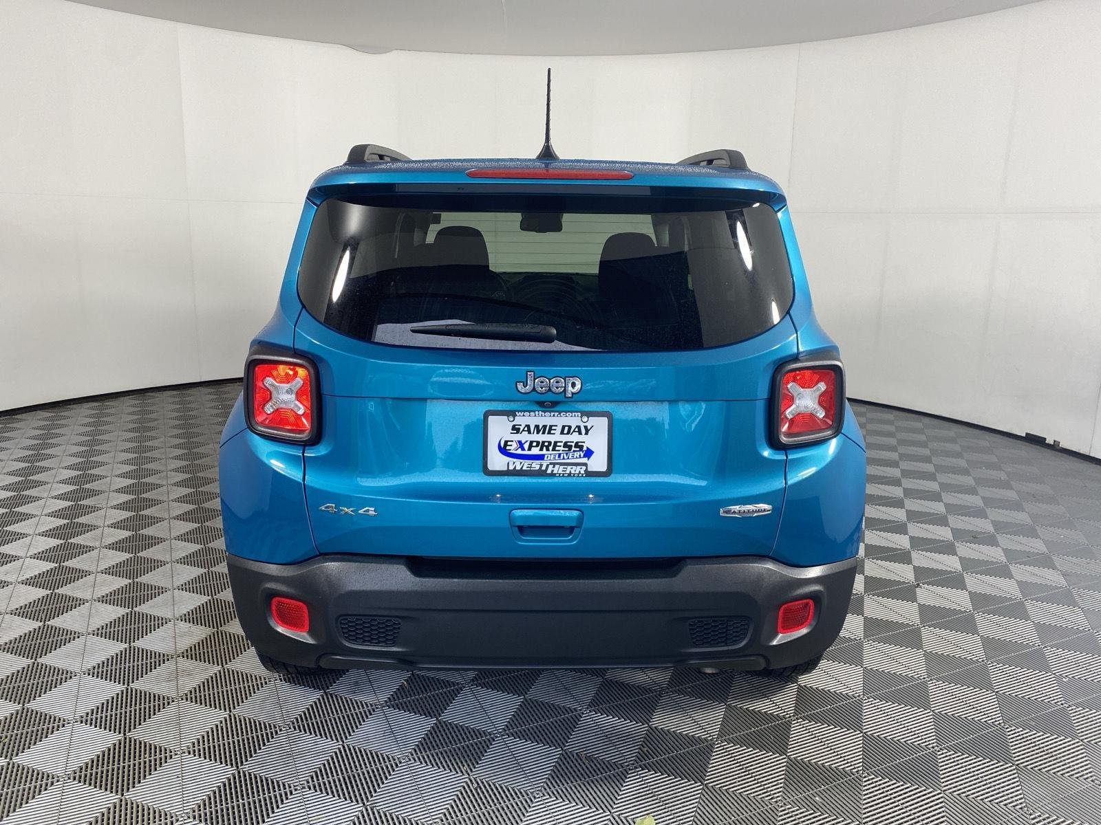 Used 2021 Bikini Metallic Clearcoat Jeep Latitude image 8