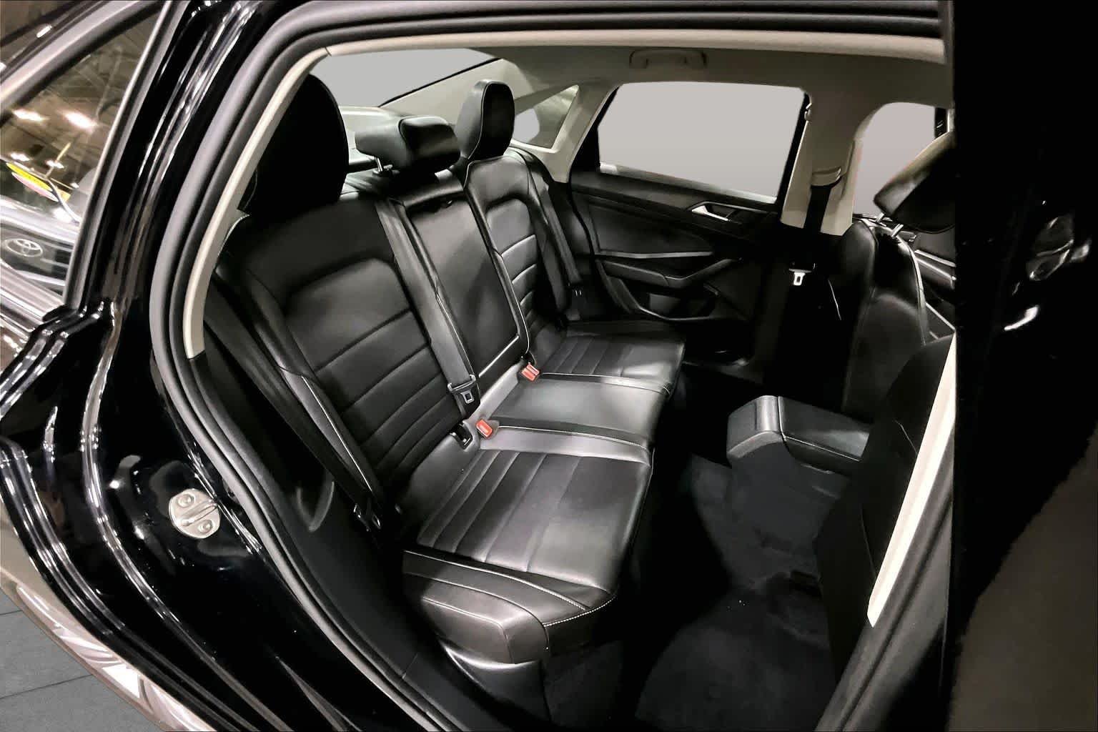 Used 2022 Deep Black Pearl Volkswagen SE image 20