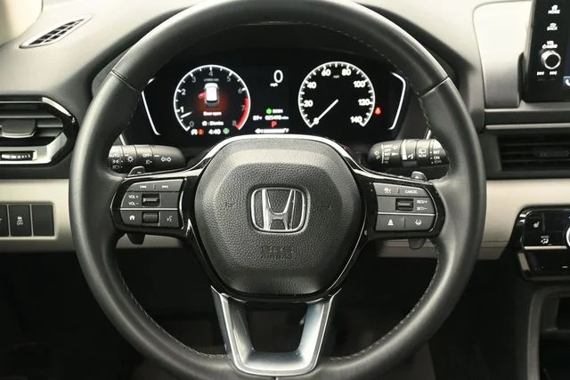Certified Used 2023 Lunar Silver Metallic Honda 2WD EX-L 7P image 25