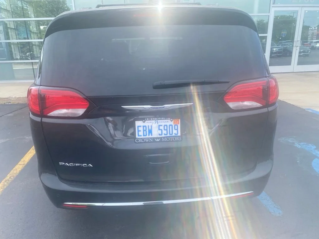 Used 2019 Brilliant Black Crystal Pearlcoat Chrysler Touring L image 6