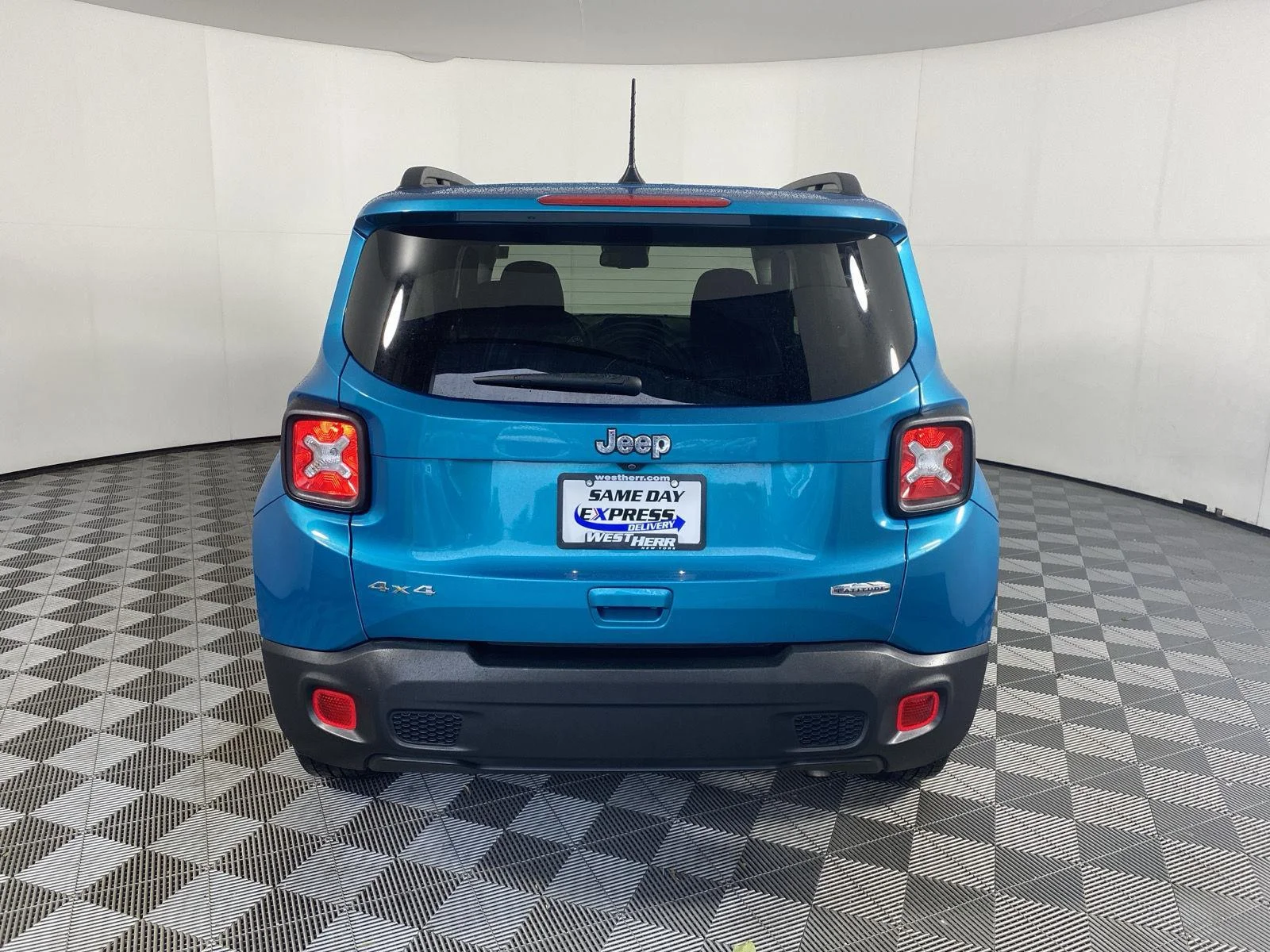 Used 2021 Bikini Metallic Clearcoat Jeep Latitude image 8