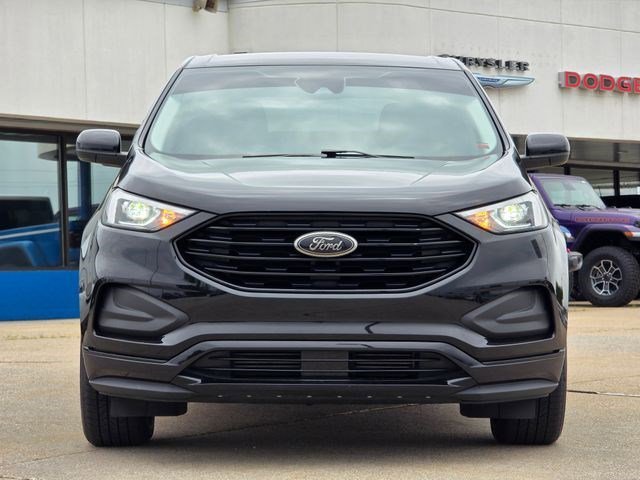 Used 2022 Black Metallic Ford SE image 2