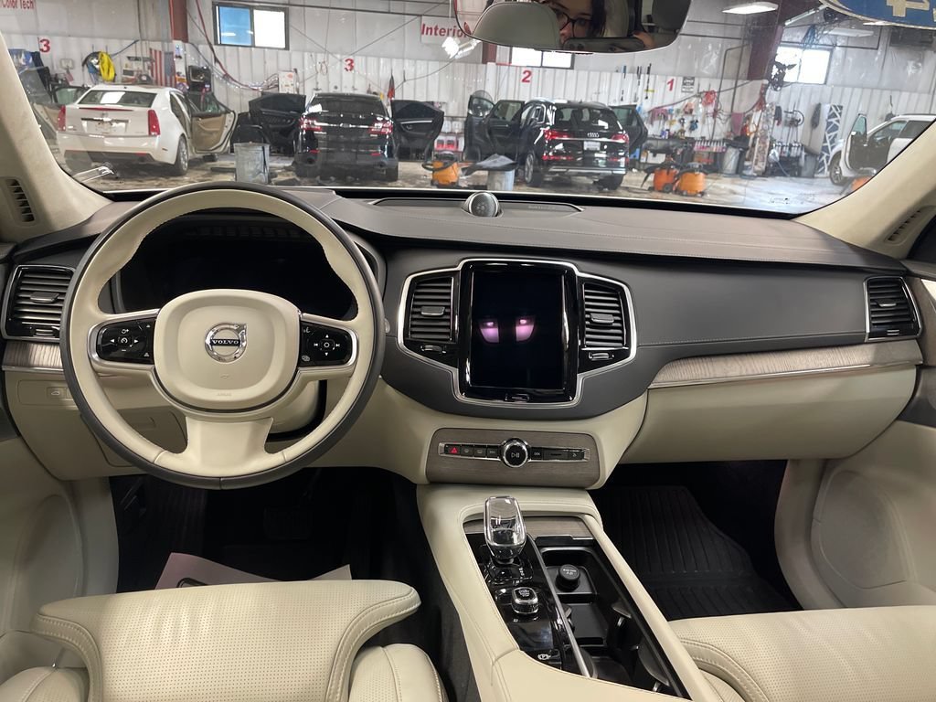 Used 2024 White Volvo Ultimate Bright Theme image 18