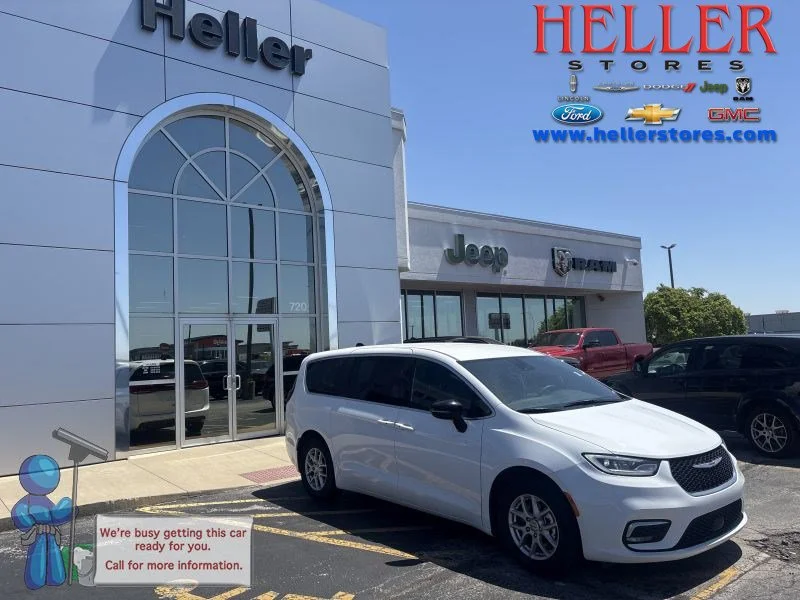2025 Chrysler Pacifica Select's photo