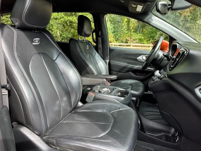 Used 2018 Copper Pearlcoat Chrysler Touring L image 27