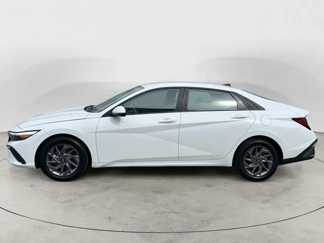 Used 2024 White Hyundai SEL image 2