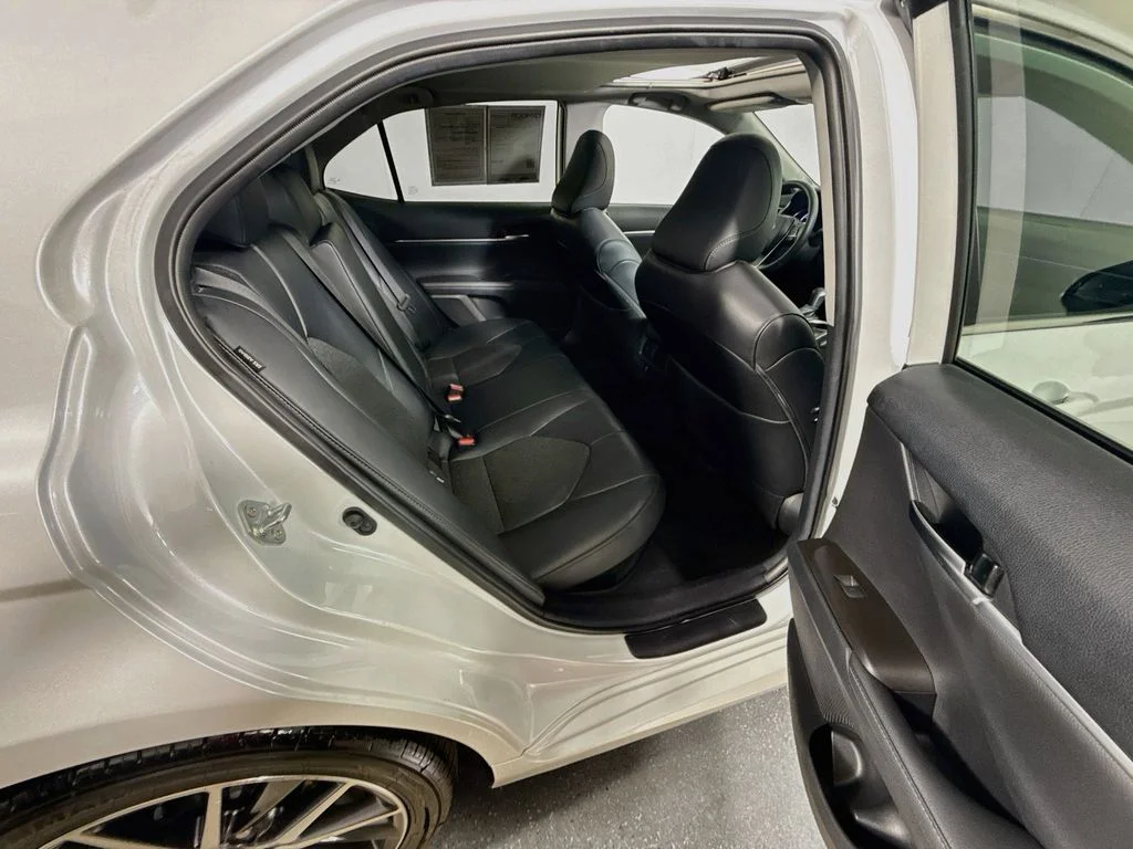 Used 2021 Wind Chill Pearl Toyota Hybrid XLE image 27