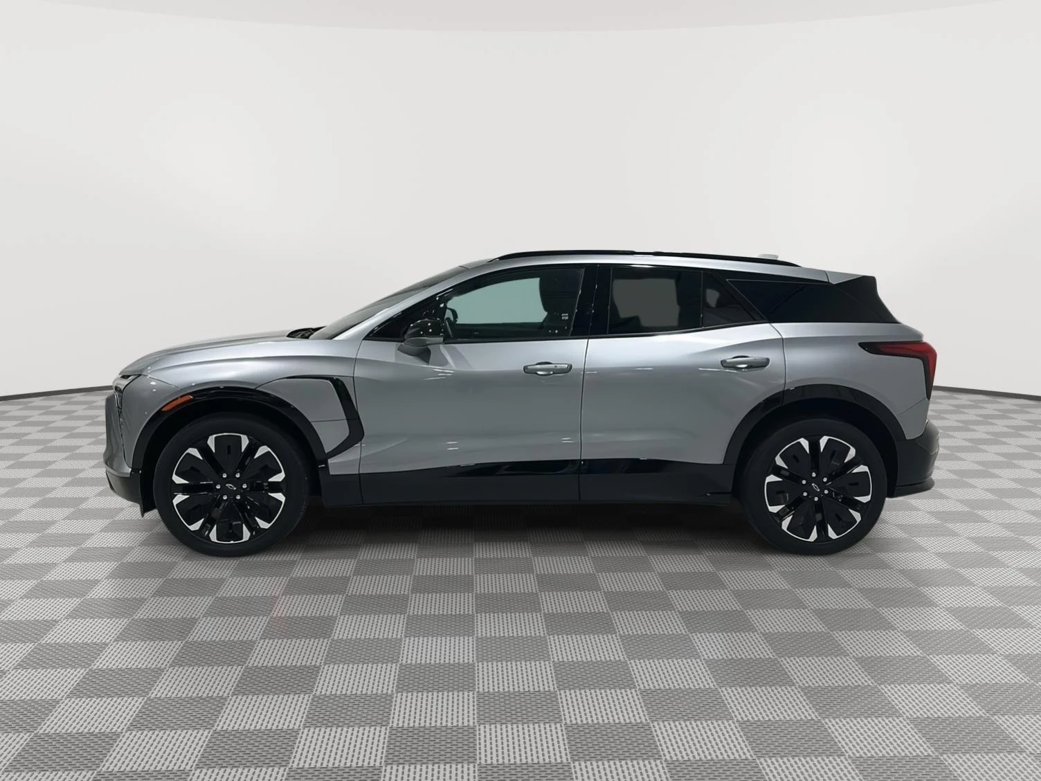 Used 2025 Chevrolet Blazer EV RS with VIN 3GNKDJRJ3SS129738 for sale in Alexandria, MN