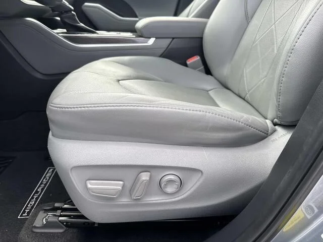 Used 2023 Moon Dust Toyota Platinum image 17