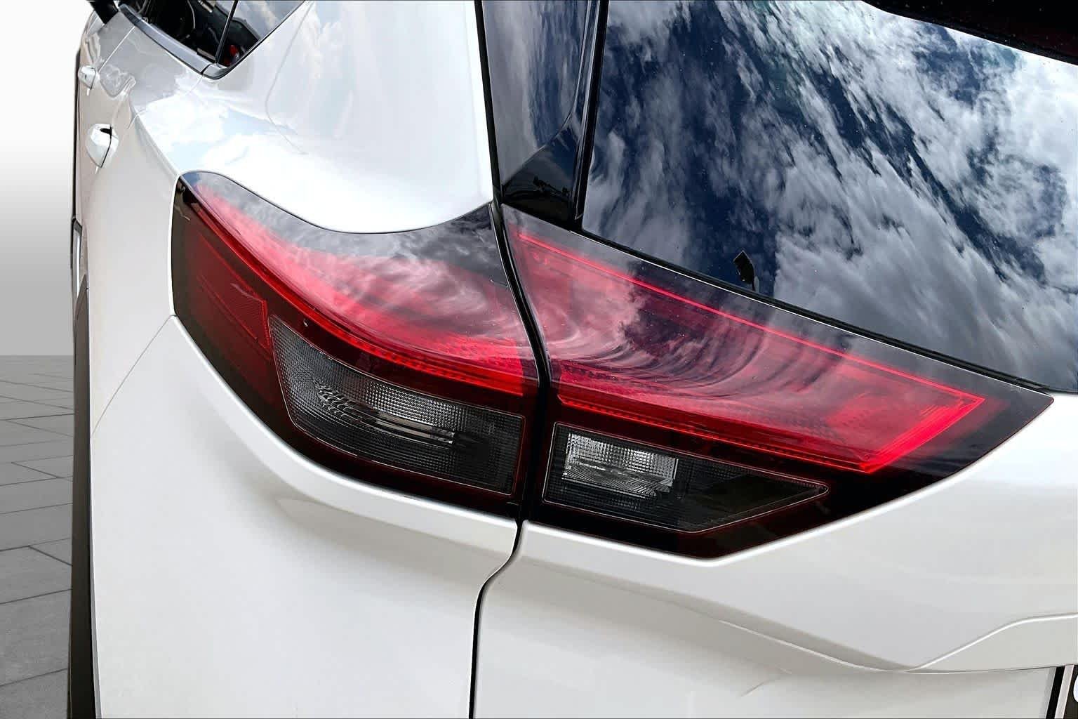 Used 2023 Pearl White Tricoat/Super Black Nissan Platinum image 32