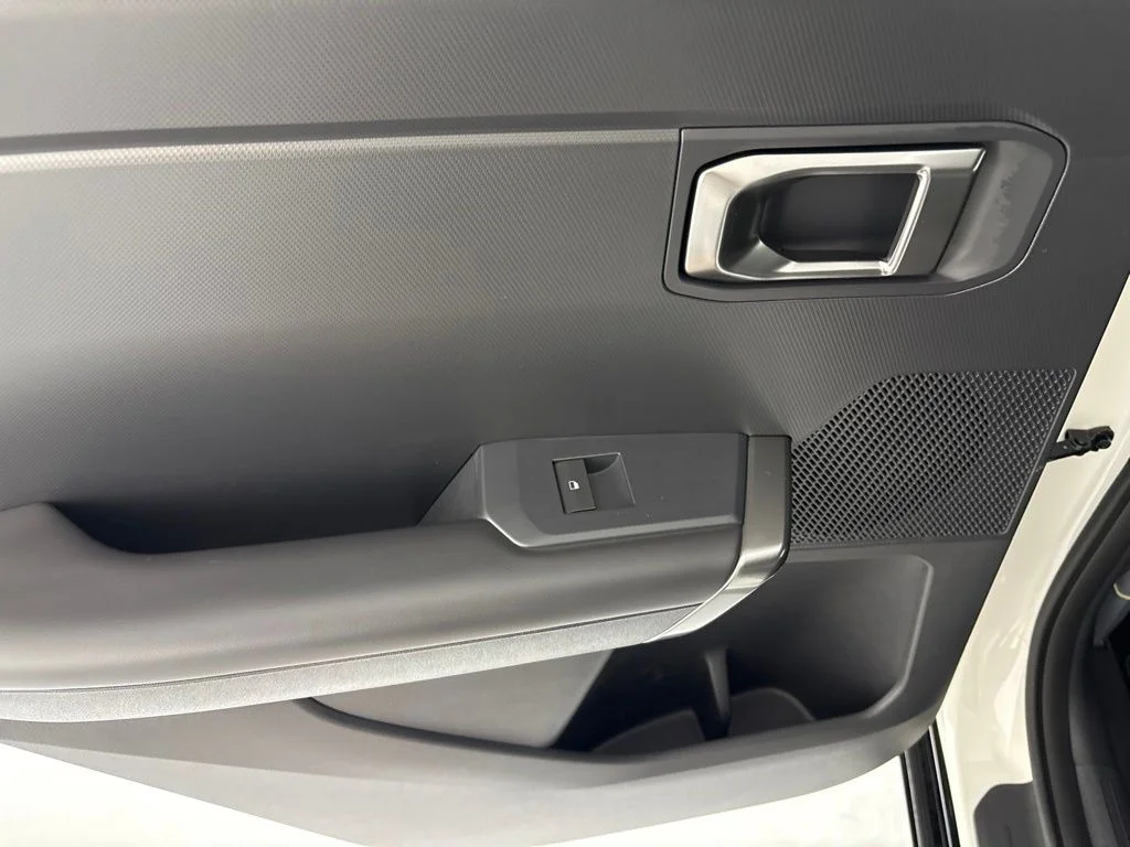 New 2027 Snow White Pearl / Black Roof Kia X-Line image 21