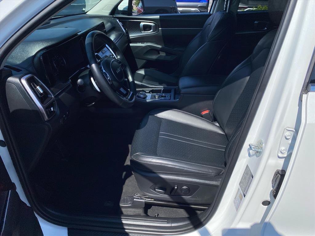 Used 2023 Snow White Pearl Kia EX image 10