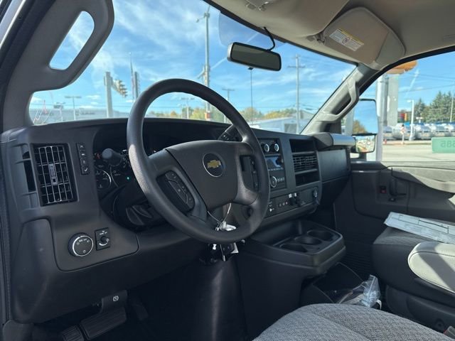 New 2025 Summit White Chevrolet 1WT image 12