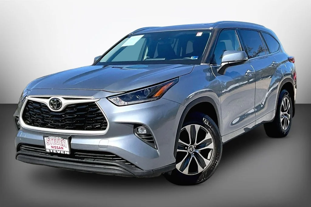 Used 2021 Silver Toyota XLE image 3