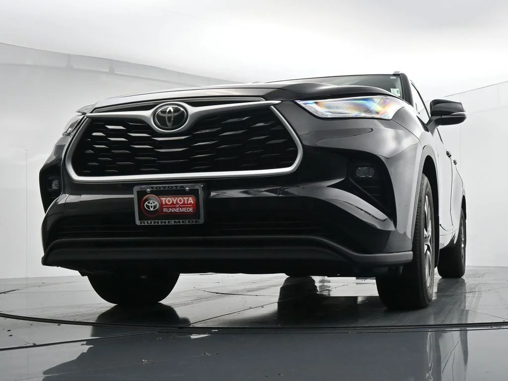 Used 2022 Black Toyota XLE image 28