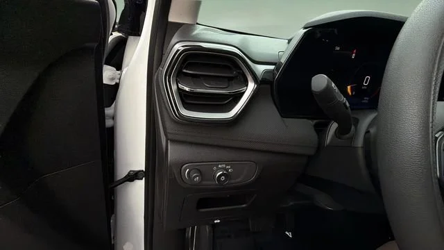 Used 2025 Summit White Chevrolet LT image 20