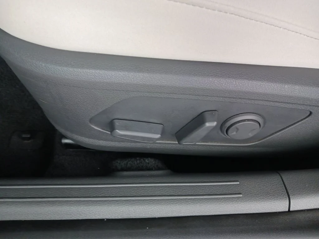 Used 2025 Black Hyundai SEL image 31