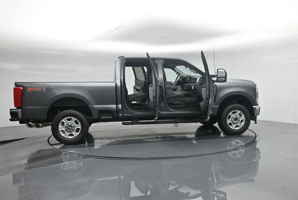 New 2026 Carbonized Gray Metallic Ford XLT image 4