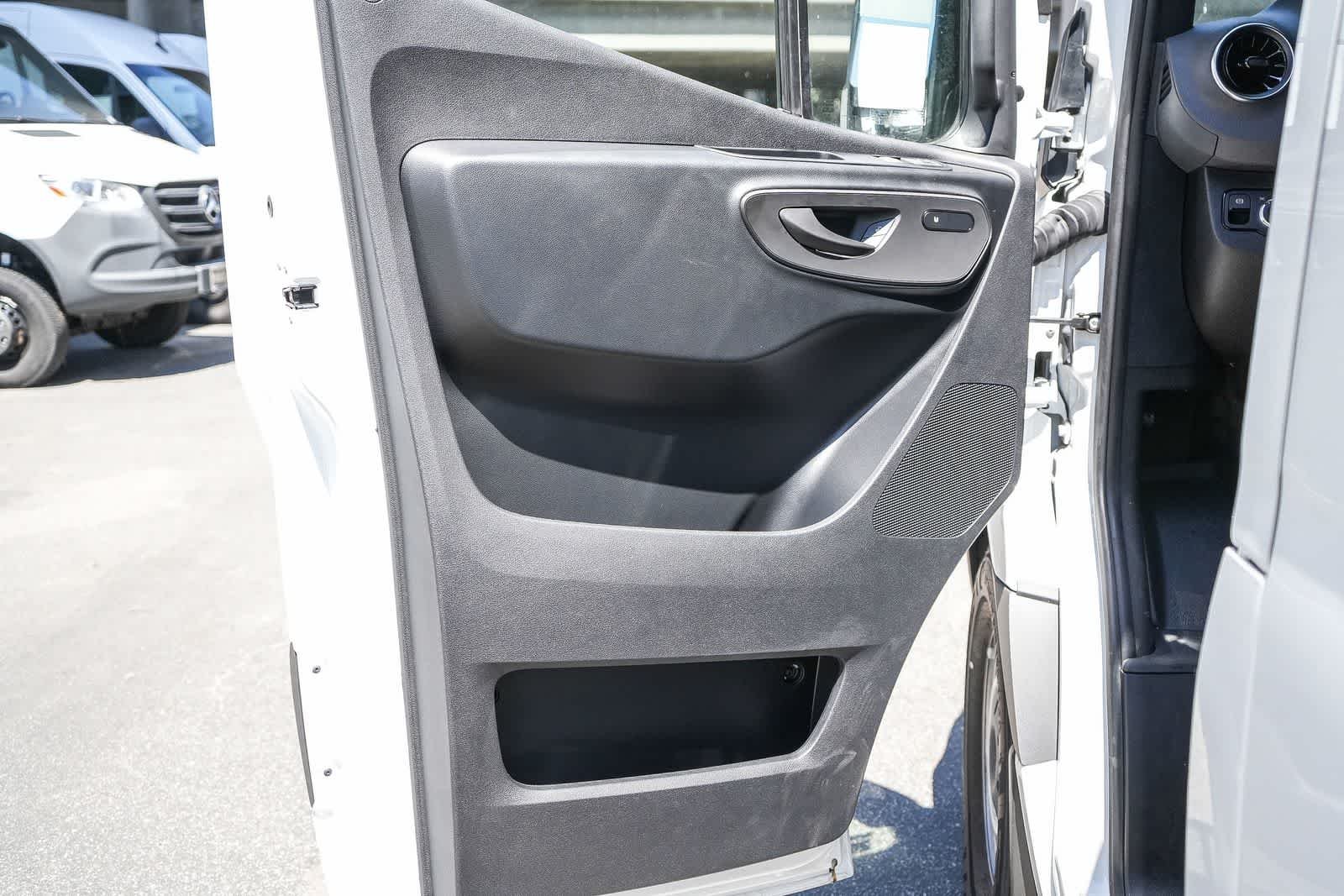 New 2025 Arctic+White Mercedes-Benz Cargo 170WB High Roof 113kW Battery RWD HO Motor image 57