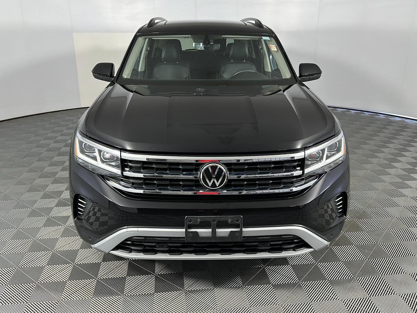 Used 2023 Deep Black Pearl Volkswagen 3.6L V6 SE w/Technology image 2