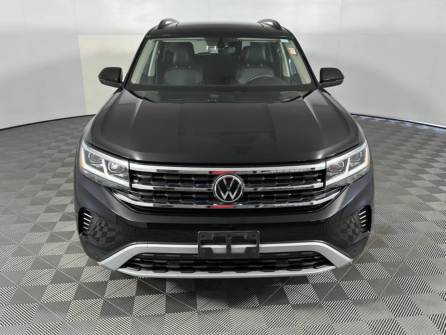 Used 2023 Deep Black Pearl Volkswagen 3.6L V6 SE w/Technology image 2