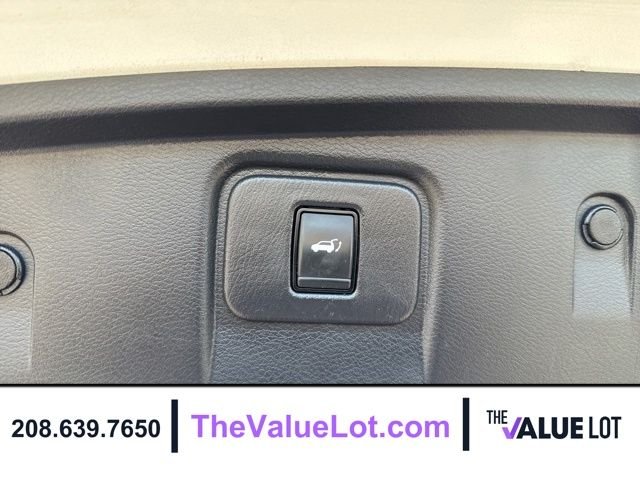 Used 2018 White Nissan SL image 21