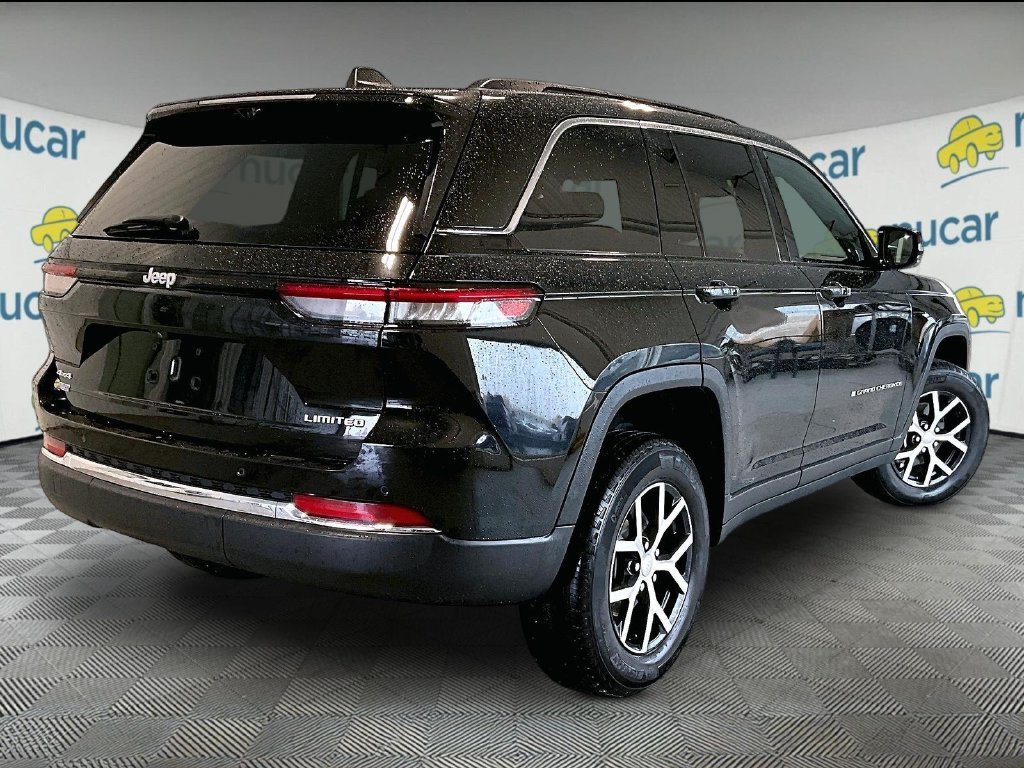 Used 2025 Diamond Black Crystal Pearlcoat Jeep Limited image 6