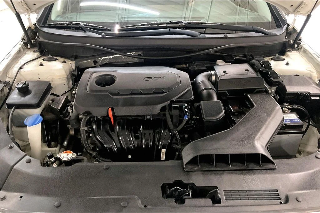 Used 2019 White Hyundai SE image 9
