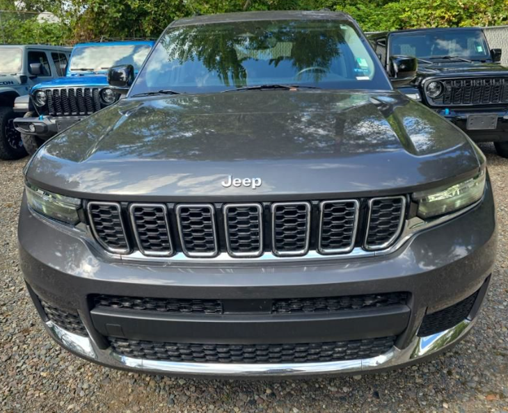 Used 2022 Gray Jeep Limited image 5