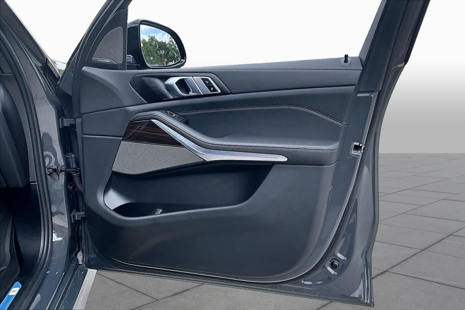 Used 2026 Dravit Grey Metallic BMW xDrive40i image 21