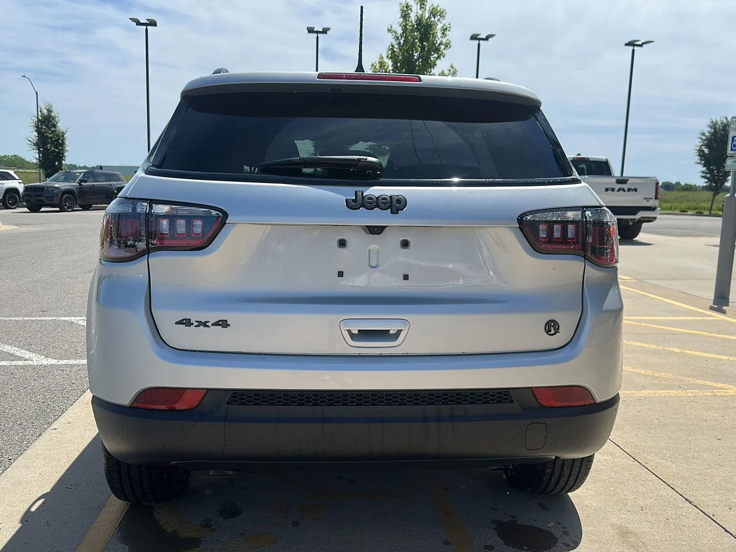 New 2026 Silver Zynith Metallic Clearcoat Jeep Latitude Altitude image 3