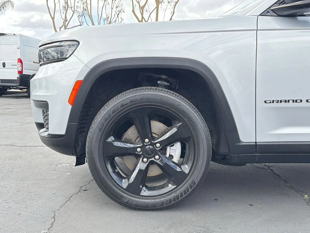 Used 2023 Silver Jeep Altitude image 9