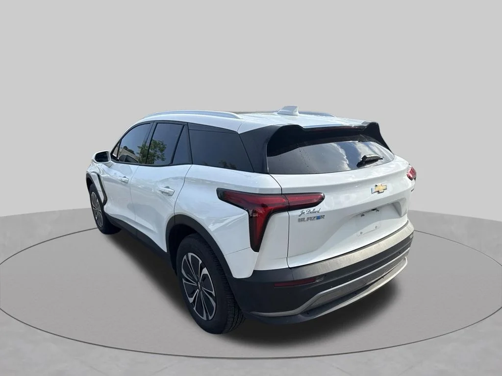 Used 2024 Summit White Chevrolet LT image 8