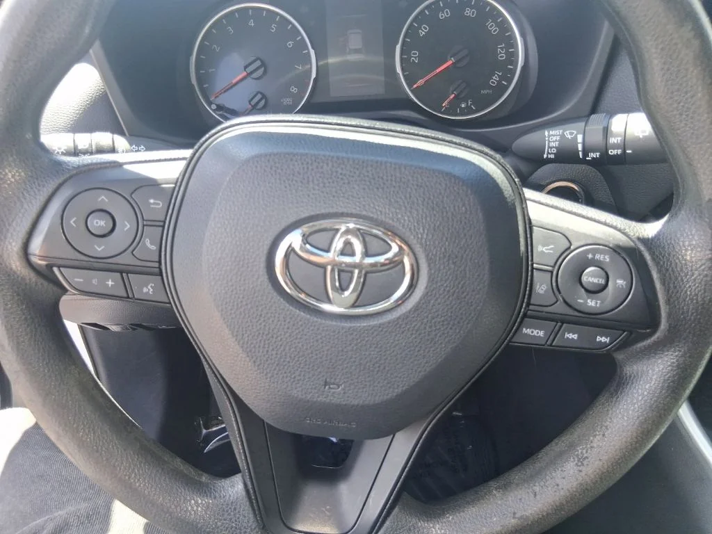 Used 2020 White Toyota XLE image 11