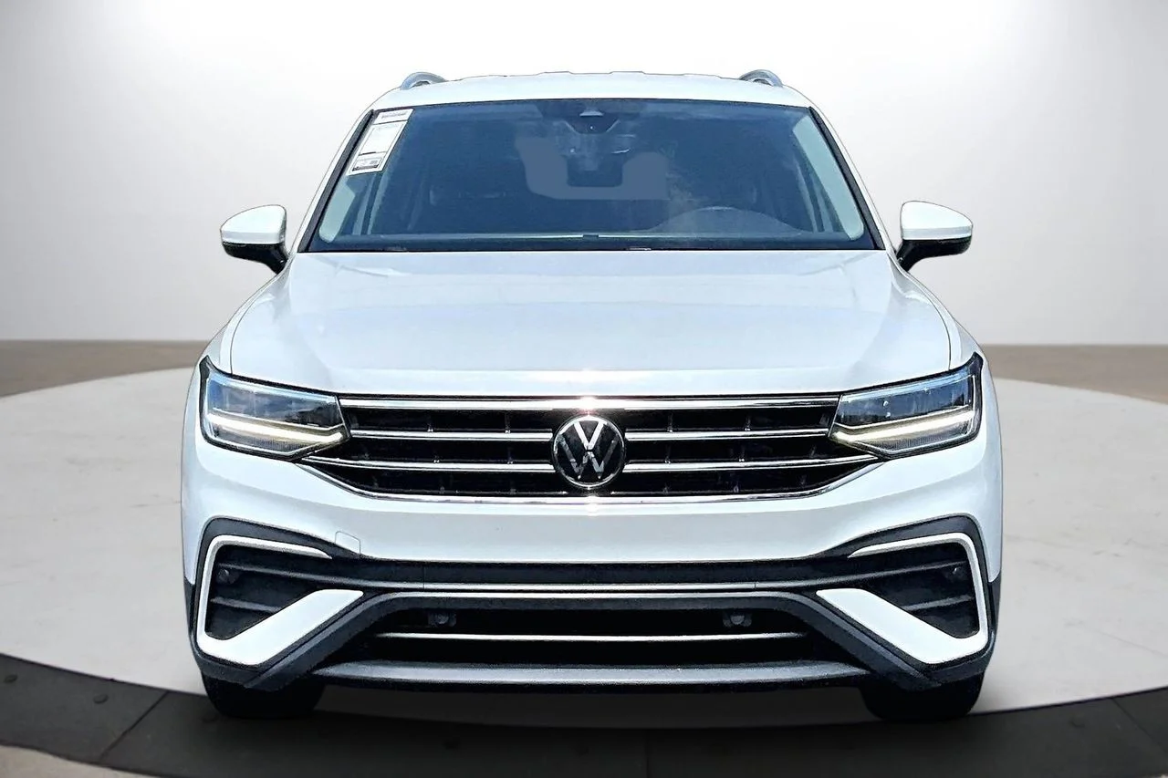 Certified Used 2023  Volkswagen 2.0T SE image 3