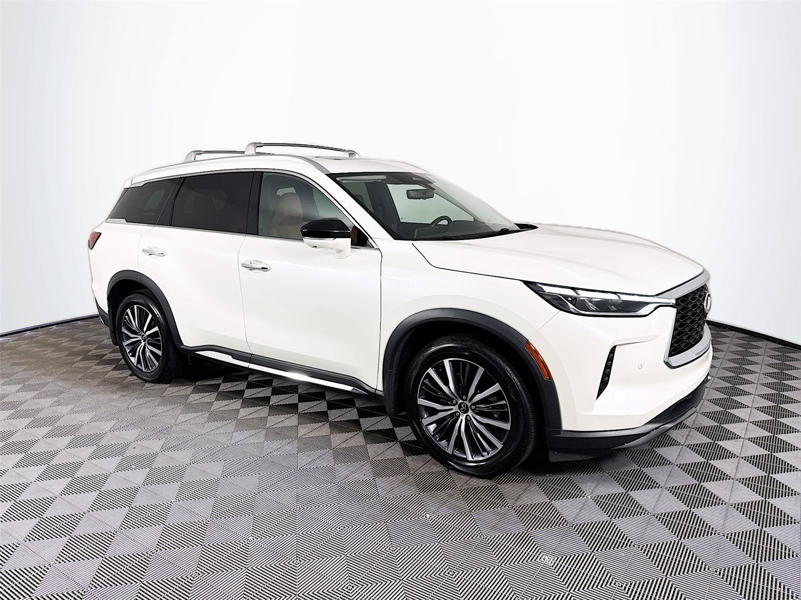 Used 2024 Majestic White INFINITI Sensory image 3