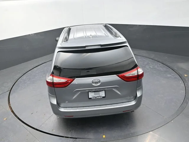 Used 2018 Silver Toyota XLE image 17